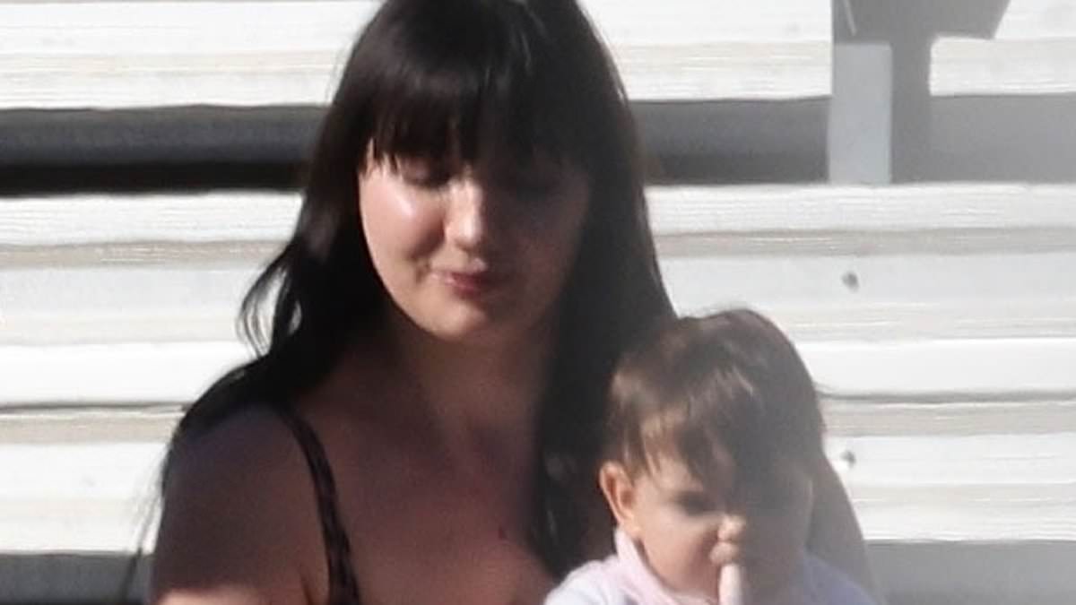 alert-–-daisy-lowe-dotes-on-her-daughter-ivy,-nine-months,-as-the-model-joins-her-father-gavin-rossdale-at-his-son’s-football-match-in-la