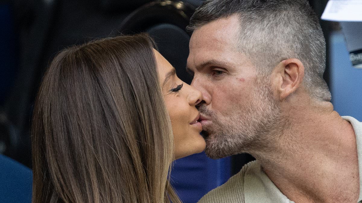 alert-–-get-a-room!-nadia-bartel-and-her-hunky-boyfriend-peter-dugmore-lock-lips-at-the-australian-open