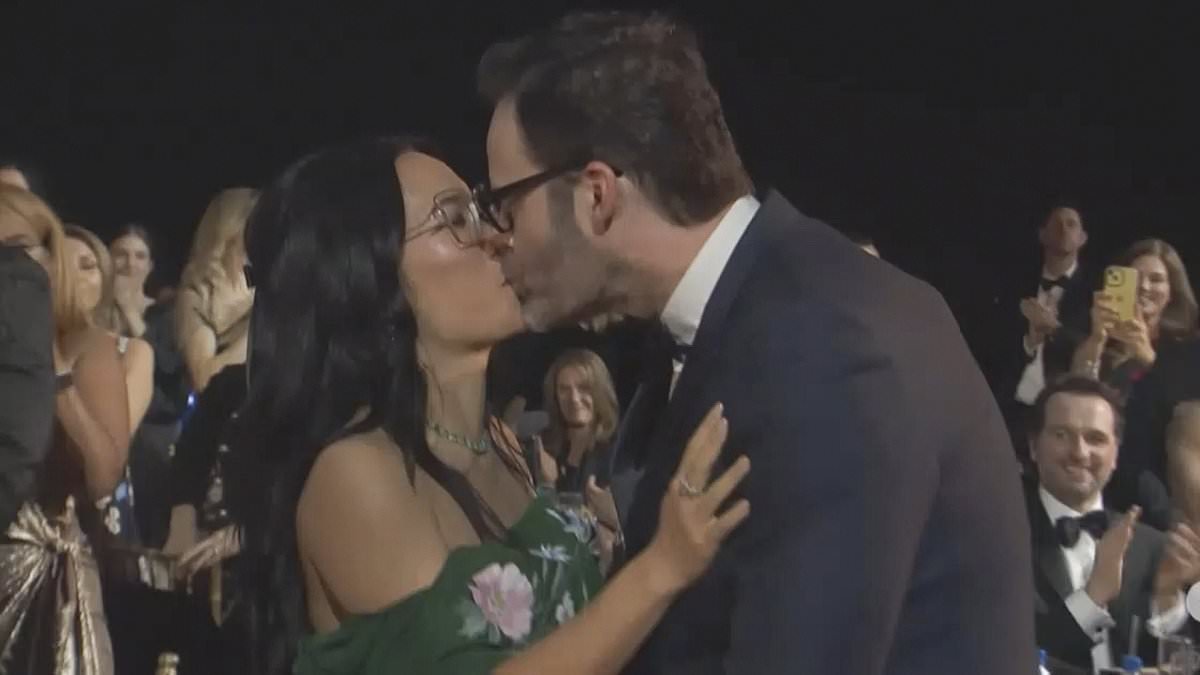 alert-–-critics-choice-awards-2024:-ali-wong-kisses-boyfriend-bill-hader-after-big-win…-a-month-after-filing-for-divorce-from-justin-hakuta