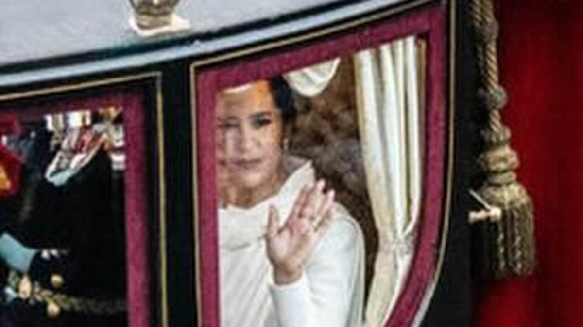 alert-–-the-truth-about-mary’s-‘sad’-carriage-ride:-after-royal-watchers-expressed-concern-for-the-new-danish-queen-after-her-marriage-to-king-frederik-was-rocked-by-his-night-out-with-a-mexican-socialite,-a-body-language-expert-reveals-what-was-really-going-on