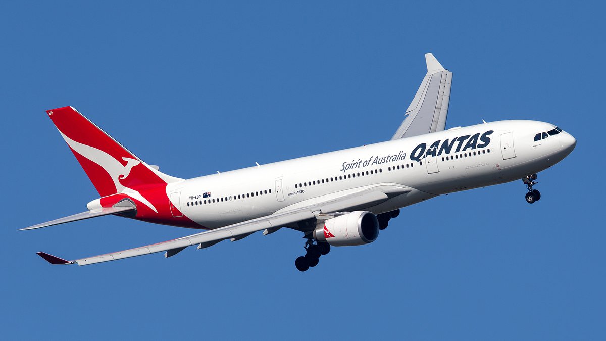 alert-–-couple-make-grim-discovery-after-10-hour-qantas-flight-–-forcing-the-airline-to-issue-a-rare-full-refund