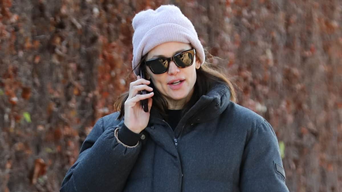 alert-–-jennifer-garner-bundles-up-in-cropped-puffy-jacket-and-pale-purple-beanie-as-she-chats-on-her-phone-while-enjoying-a-brisk-morning-stroll-in-santa-monica