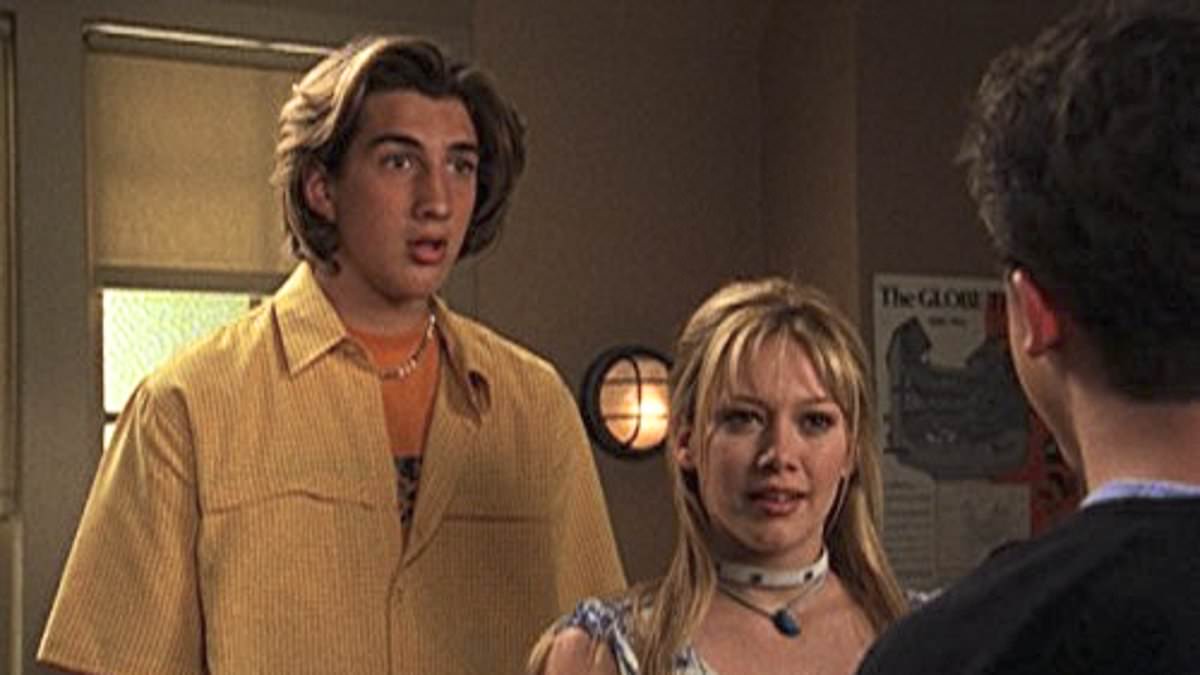 alert-–-lizzie-mcguire-shocking-details-revealed!-writer-of-nixed-reboot-dishes-on-hilary-duff’s-character-hooking-up-with-school-chum,-her-fate-with-bff-gordo,-gay-roommates-and-more