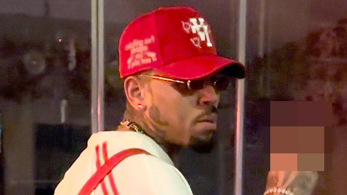 alert-–-chris-brown-flashes-the-v-sign-as-he-heads-on-a-night-out-in-paris-after-arriving-for-men’s-fashion-week