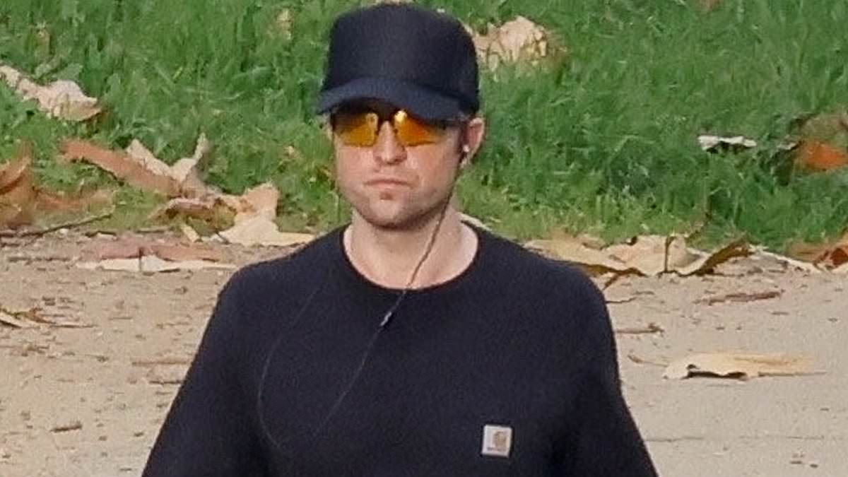 alert-–-robert-pattinson-keeps-it-casual-as-he-heads-out-for-a-hike-in-la’s-griffith-park…-as-he-prepares-to-welcome-first-child-with-fiancee-suki-waterhouse