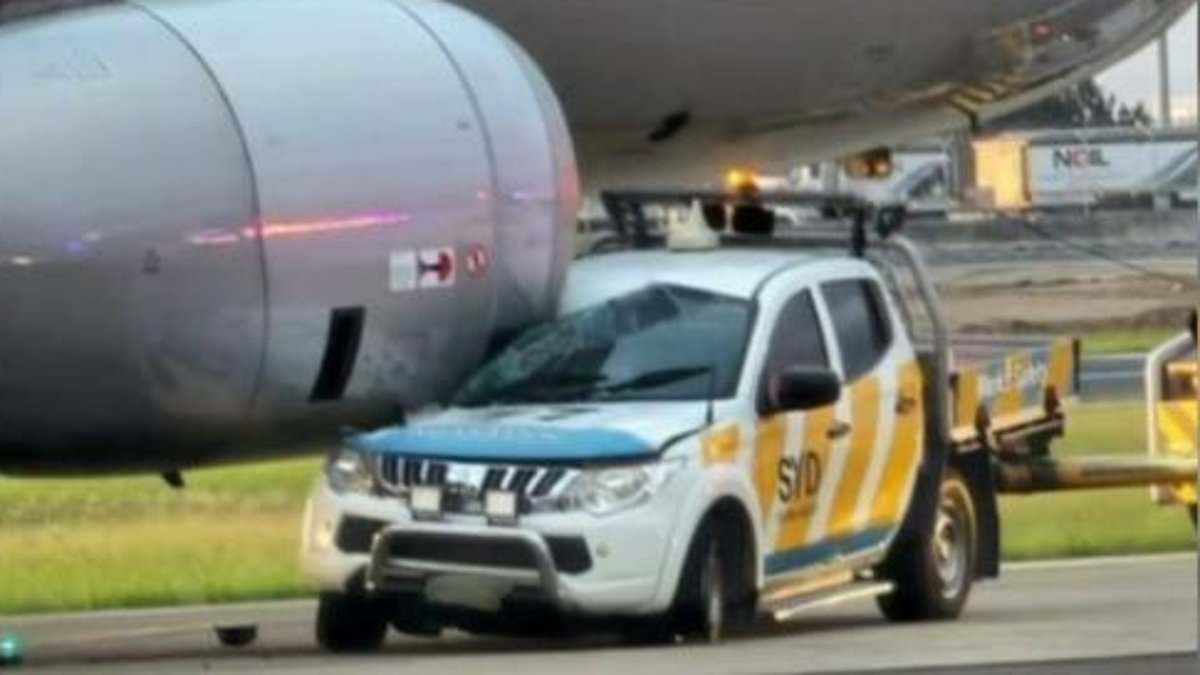 alert-–-ute-crashes-into-a-jetstar-plane-at-sydney-airport-causing-major-disruptions-for-travellers