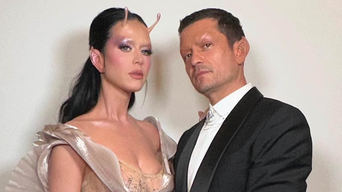 alert-–-katy-perry-and-fiance-orlando-bloom-dress-up-and-add-‘spaced-out’-alien-like-prosthetics-to-their-formal-looks