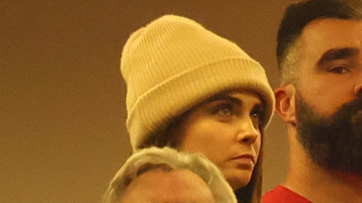 alert-–-cara-delevingne-joins-taylor-swift-at-kansas-city-chiefs-playoffs-game-as-pop-superstar-cheers-on-boyfriend-travis-kelce-against-buffalo-bills