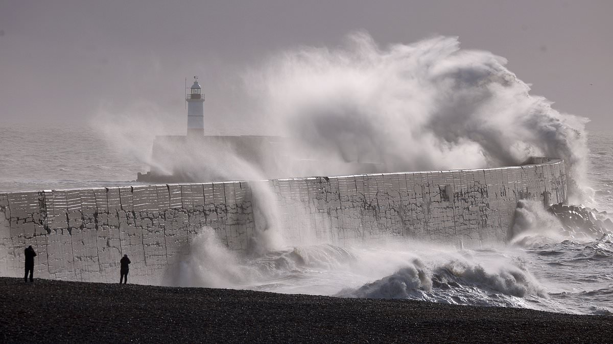 alert-–-storm-jocelyn-recap:-new-weather-warnings-as-met-office-map-shows-80mph-winds-battering-britain-and-rail-passengers-are-urged-not-to-travel