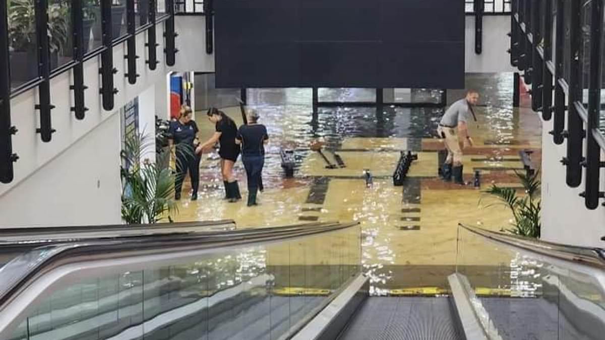 alert-–-australian-shopping-centre-goes-underwater-as-rain-bomb-strikes:-‘find-higher-ground’