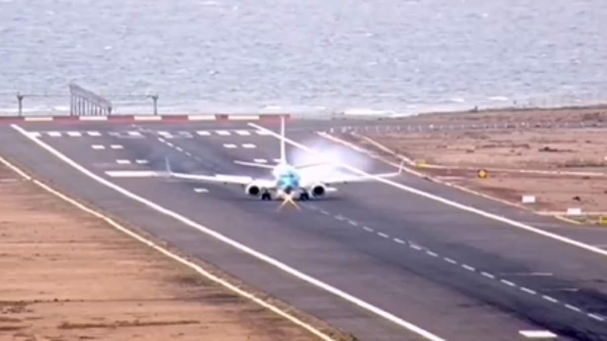 alert-–-tense-moment-pilot-battles-to-land-passenger-jet-with-faulty-flaps-before-it-hits-the-runway-in-a-cloud-of-smoke-in-lanzarote-after-flight-from-uk