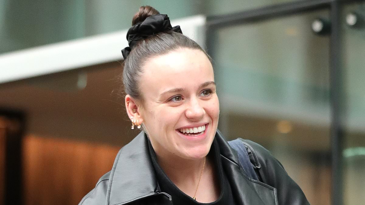 alert-–-ellie-leach-goes-make-up-free-as-she-departs-manchester-hotel-with-bobby-brazier-for-next-strictly-tour-stop-after-‘enjoying-a-string-of-dates’