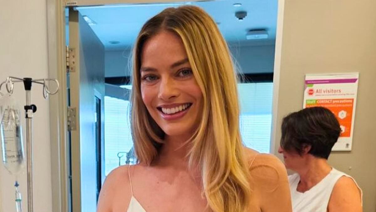 alert-–-margot-robbie-is-spotted-smiling-with-fans,-shopping-and-visiting-a-children’s-hospital-as-she-visits-the-gold-coast-for-the-star-studded-aacta-awards