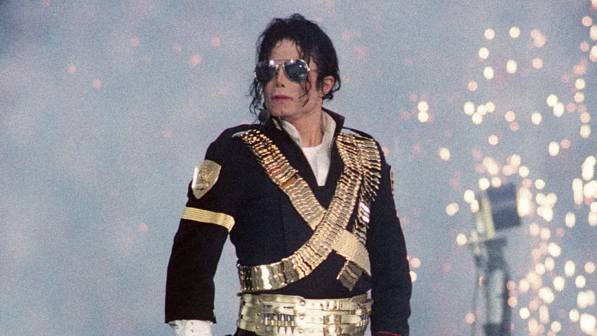alert-–-michael-jackson’s-super-bowl-halftime-show-that-changed-the-game:-king-of-pop’s-blockbuster-1993-performance-featured-body-doubles,-a-catapult-entrance-and-two-minutes-of-silence