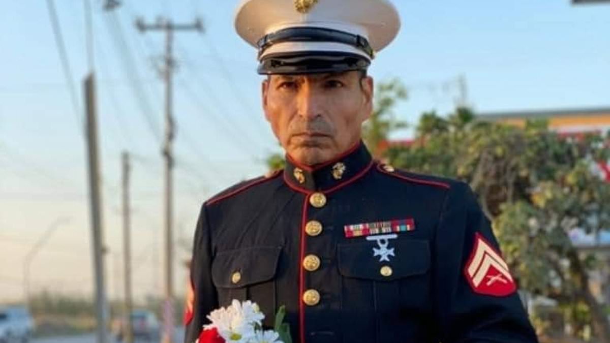 alert-–-lovestruck-texas-veteran-crosses-the-border-every-valentine’s-day-with-bunch-of-flowers-waiting-for-woman-he-met-28-years-ago