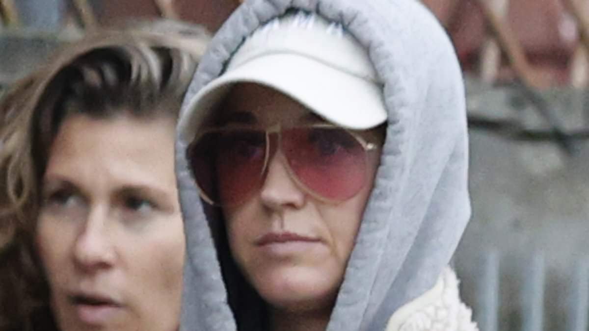 alert-–-katy-perry-is-seen-for-the-first-time-since-the-death-of-her-‘father’-figure-and-manager-of-20-years-as-she-takes-daughter-daisy-dove,-3,-to-see-fiance-orlando-bloom-on-set