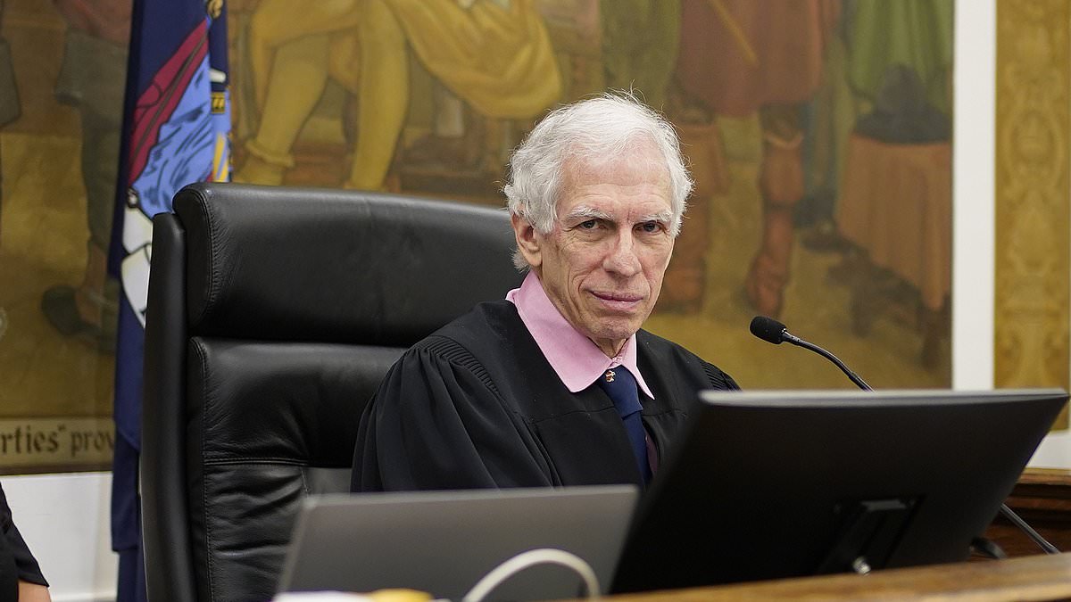 alert-–-judge-engoron-says-trump-‘borders-on-pathological’-for-refusing-to-admit-errors-in-scathing-$364-million-ruling-after-he-smiled-for-the-cameras-on-the-first-day-of-the-trial