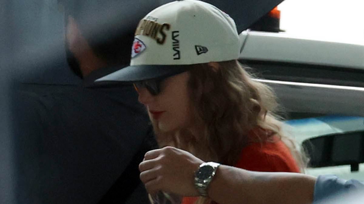 alert-–-taylor-swift-shows-off-her-legs-in-a-mini-skirt-as-she-is-seen-for-the-first-time-in-public-in-australia -–-and-pays-tribute-to-boyfriend-travis-kelce-with-one-special-accessory