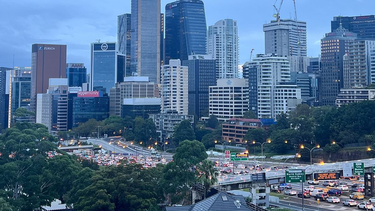 alert-–-sydney-harbour-bridge-police-operation:-traffic-slows-to-a-standstill,-major-delays