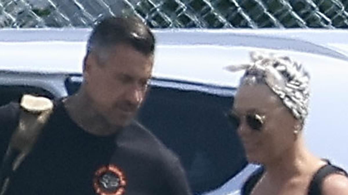 alert-–-pink-and-husband-carey-hart-look-cool-in-all-black-as-they-board-a-flight-in-queensland