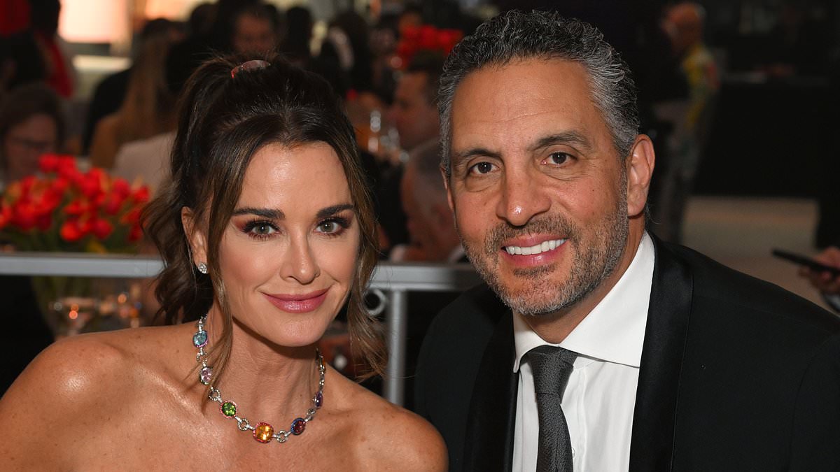 alert-–-kyle-richards-admits-she’s-still-living-with-ex-mauricio-umansky-seven-months-after-they-split-–-as-she-opens-up-about-their-tumultuous-break-up-and-uncertain-future…-but-stays-tight-lipped-on-rumored-lover-morgan-wade