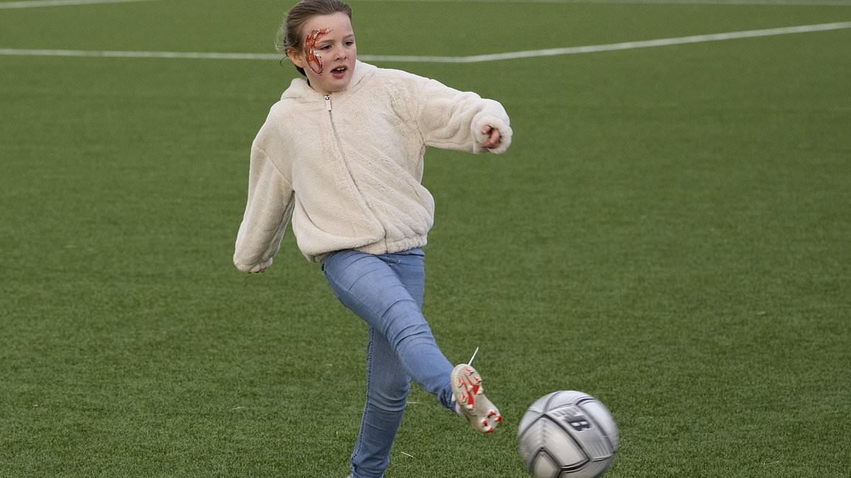 alert-–-the-queen’s-great-granddaughter-who-supports-australia:-mike-tindall-admits-he-is-struggling-to-stop-mia,-10,-rooting-for-the-wallabies-despite-her-father’s-own-rugby-world-cup-heroics-for-england