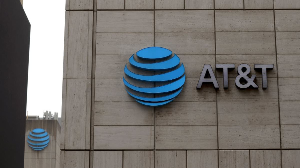 alert-–-cell-networks-down-nationwide:-911-services-across-america-crash-as-at&t,-verizon-and-t-mobile-customers-from-new-york-to-la-report-no-service-or-connection-with-many-phones-displaying-sos-messages