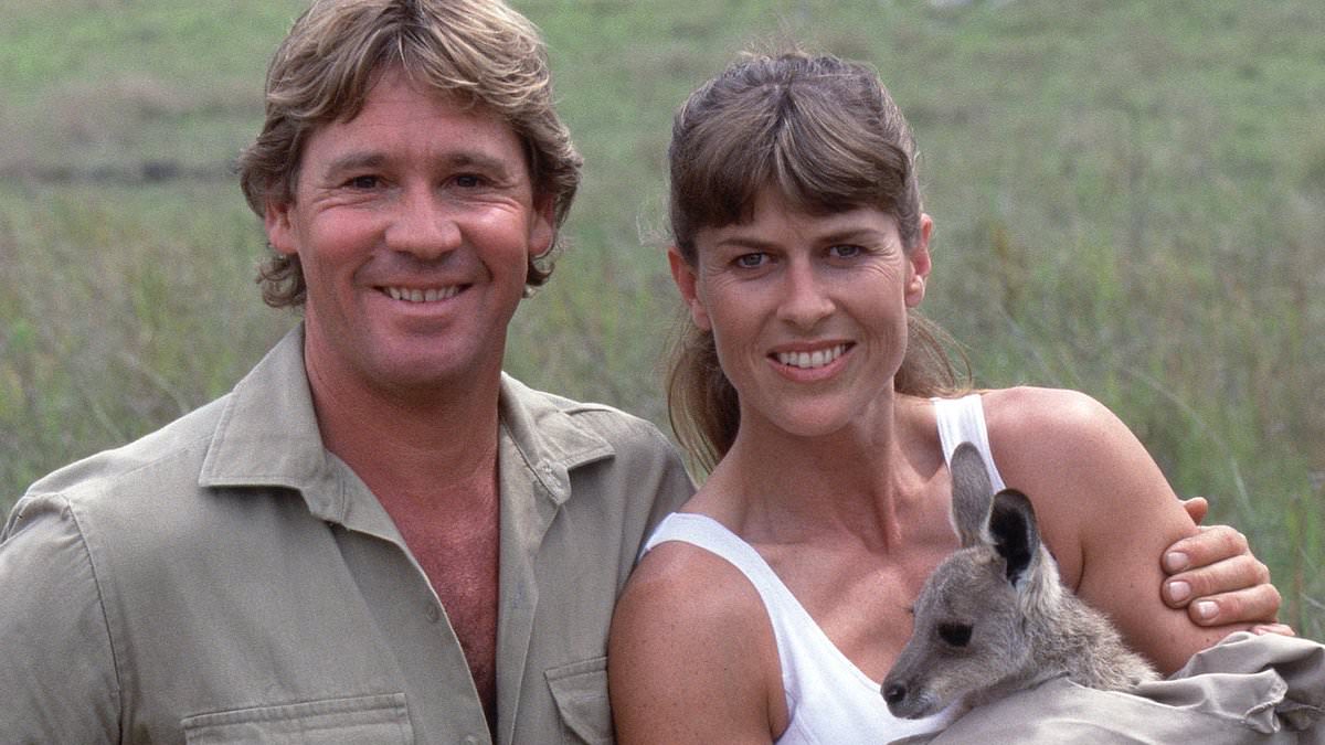 alert-–-rare-steve-irwin-footage-re-emerges-of-the-crocodile-hunter-helping-his-policeman-mate-get-noticed-at-an-international-conference