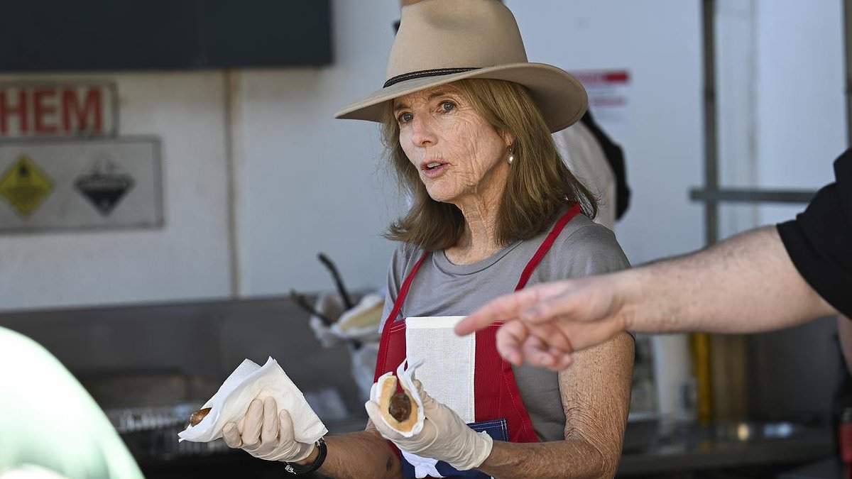 alert-–-jfk’s-daughter-caroline-kennedy-dons-tongs-at-bunnings-sausage-sizzle