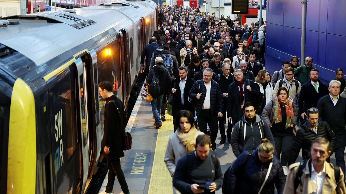 alert-–-commuters-set-for-rush-hour-chaos:-trains-are-axed-after-major-signalling-sparks-huge-delays