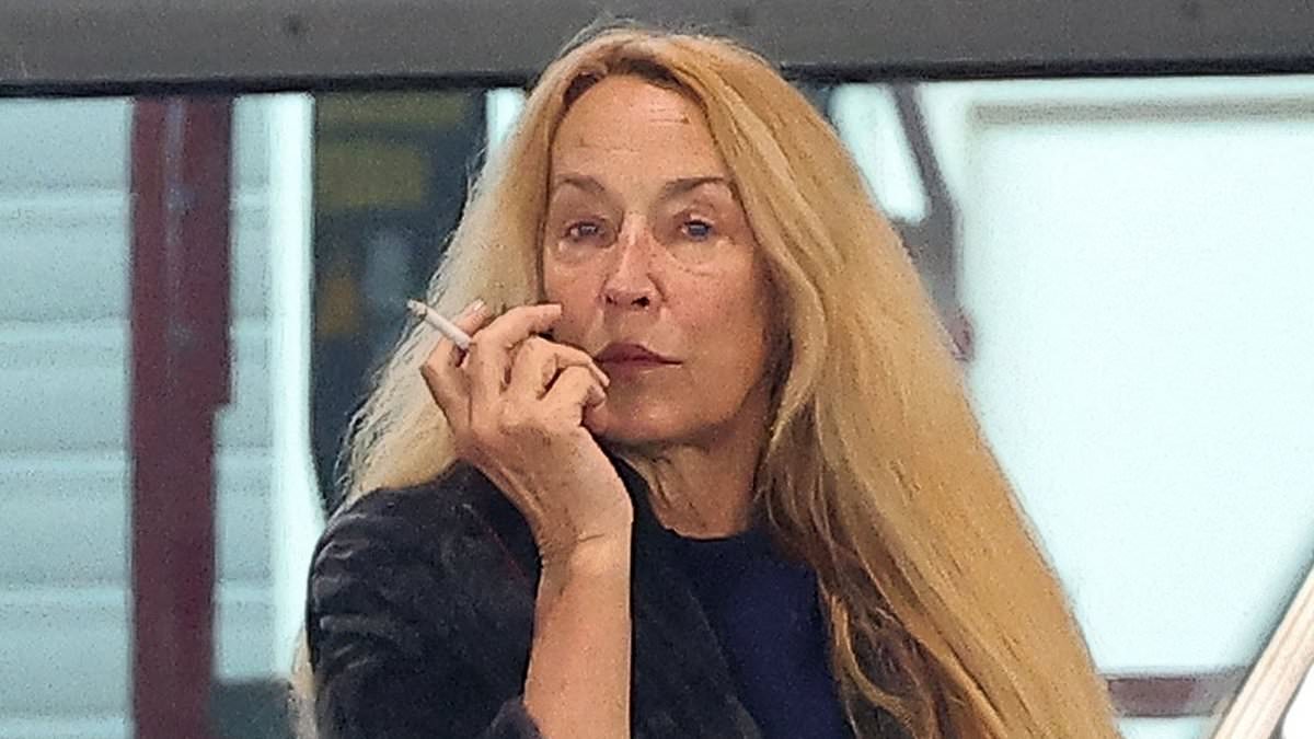 alert-–-jerry-hall,-67,-shows-off-her-natural-beauty-makeup-free-while-puffing-on-a-cigarette-as-she-arrives-for-paris-fashion-week