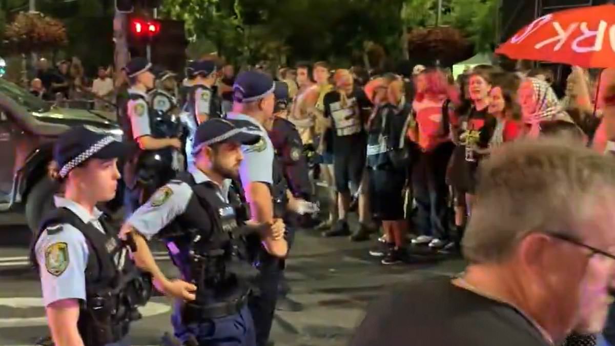 alert-–-oxford-street,-sydney:-police-clash-with-protestors-in-tense-scenes-on-the-eve-of-mardi-gras-celebrations