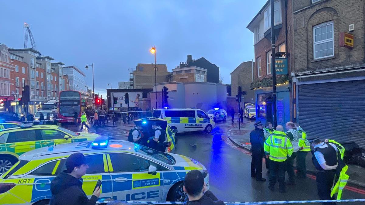 alert-–-clapham-common-shooting:-moped-gunmen-shoot-two-in-high-street-pub-while-a-third-is-‘run-over’-as-police-hunt-for-two-suspects-who-fled-the-scene