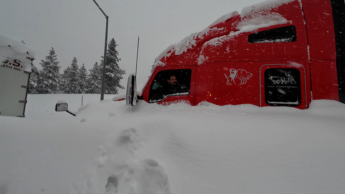 alert-–-snow-pocalypse-slams-california-causing-travel-chaos-with-i-80-shut-down-to-start-the-workweek-as-monster-blizzard-dumps-seven-feet-of-snow-on-tahoe-and-sends-190mph-winds-whipping-through-the-sierra-nevada-valley