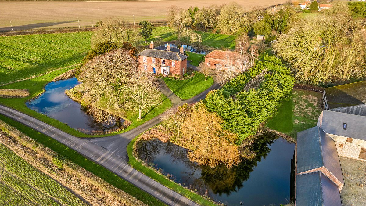 alert-–-fancy-being-lord-or-lady-muck?-six-bed-mansion-with-its-own-moat-and-pigsty-goes-on-the-market-for-795,000