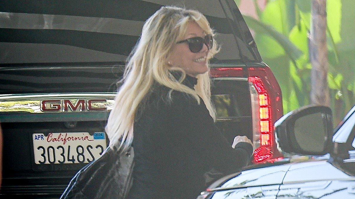 alert-–-heather-locklear-makes-a-stylish-entrance-to-lunch-at-the-beverly-hills-hotel-on-international-women’s-day