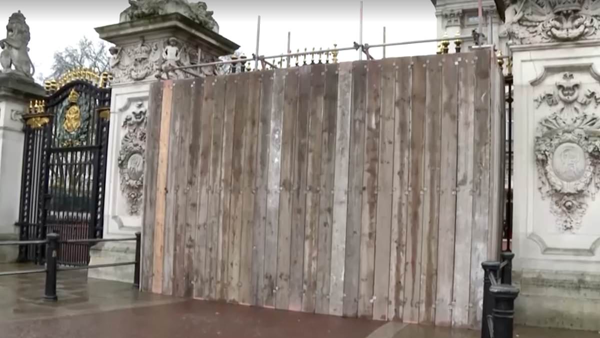 alert-–-buckingham-palace-gates-are-boarded-up-after-driver-crashed-into-them-in-late-night-smash-which-saw-armed-police-yell-‘keep-your-hands-on-your-head’