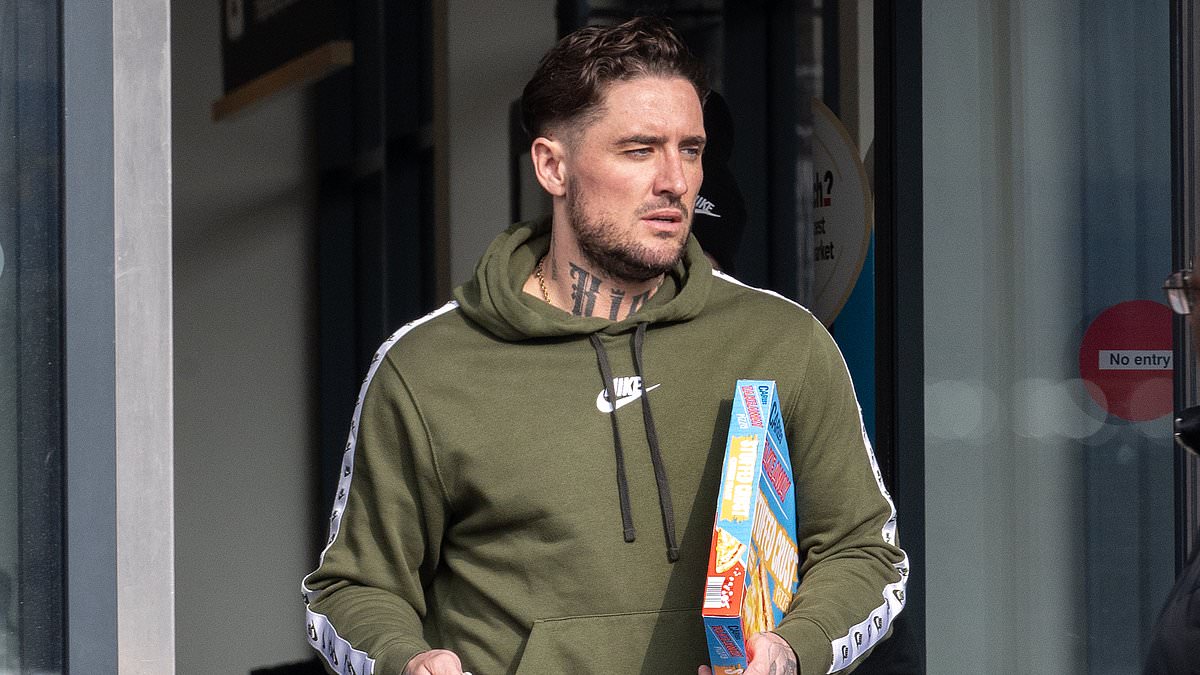 alert-–-reality-bites!-penniless-sex-offender-stephen-bear-who-once-lived-in-a-400k-essex-home-and-boasted-of-being-a-‘billionaire’-is-living-with-his-mum-and-riding-to-aldi-on-his-battered-old-bike-to-buy-a-3.79-cheese-pizza