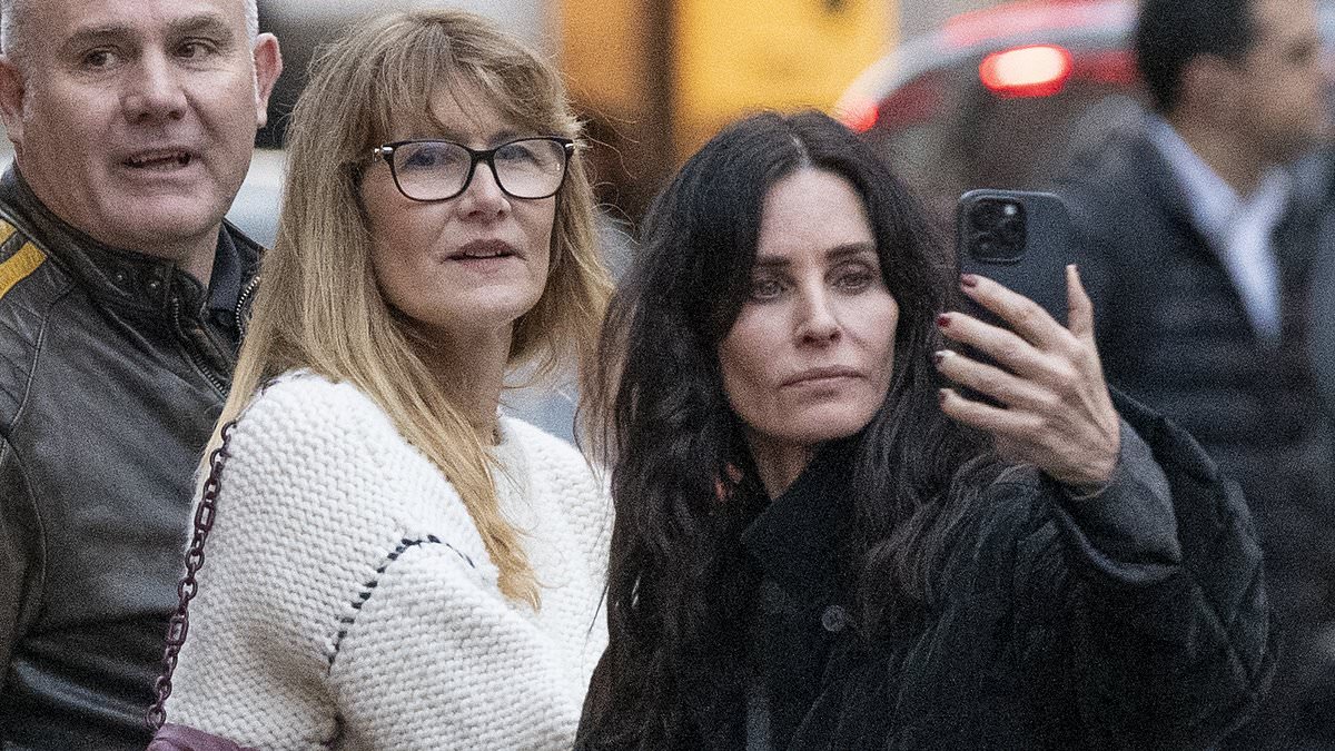 alert-–-courteney-cox-and-jurassic-park-star-laura-dern-take-selfies-during-a-shopping-trip-to-bella-freud-in-london