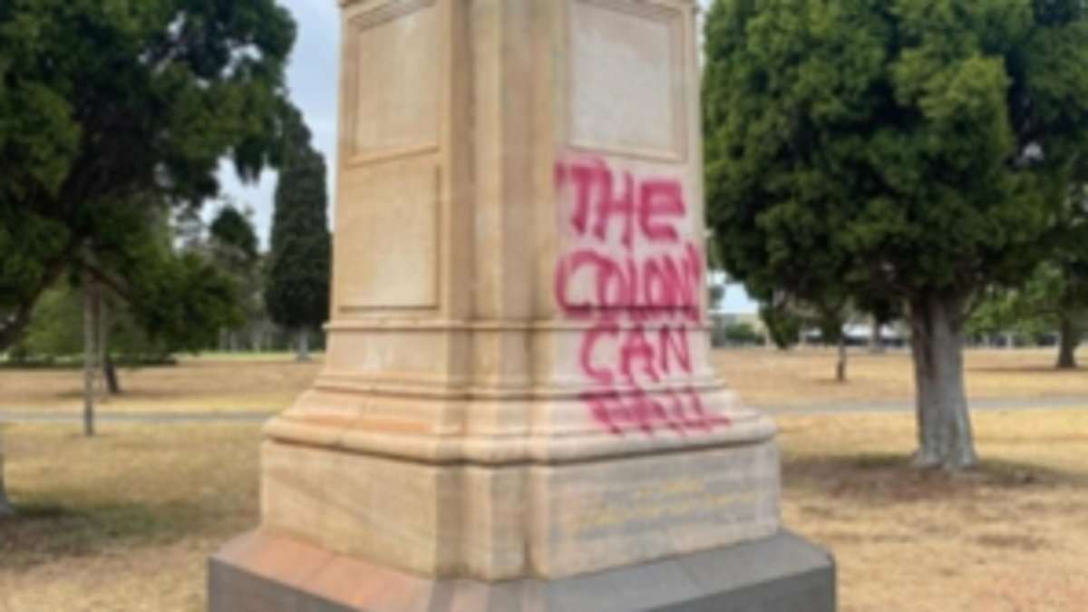 alert-–-queen-victoria-statue-in-geelong-is-beheaded-and-daubed-with-the-words-‘the-colony-can-fall’-in-latest-attack-on-historic-monuments