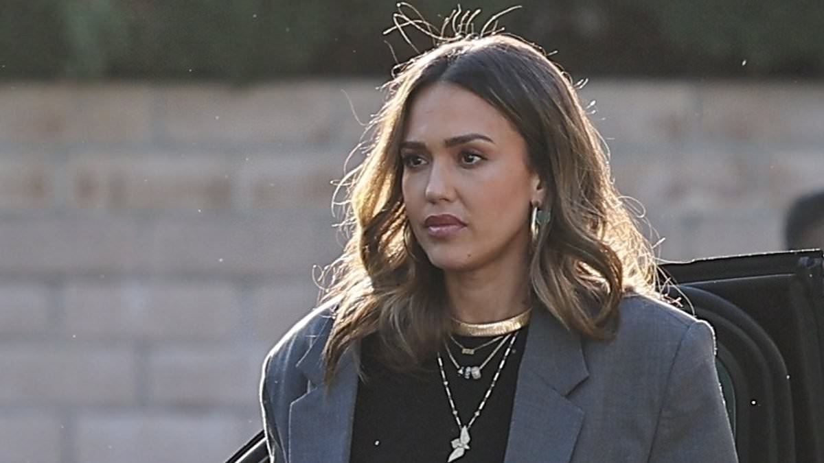 alert-–-jessica-alba-looks-stylish-as-she-and-husband-cash-warren-attend-a-dinner-with-la-mayor-karen-bass