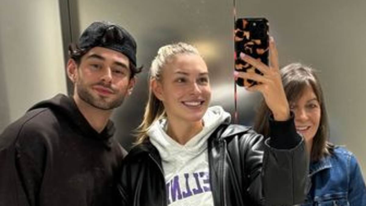 alert-–-zara-mcdermott-sports-an-aircast-boot-while-posing-for-a-selfie-with-her-family-as-she-recovers-from-tibia-stress-fracture