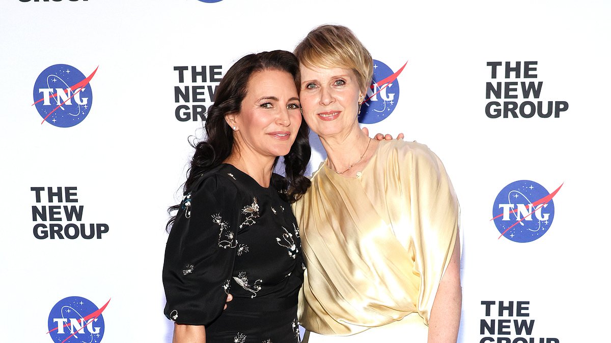 alert-–-kristin-davis-reunites-with-cynthia-nixon-for-the-new-group-gala-in-nyc-after-seeing-her-‘brilliant’-play-the-seven-year-disappear