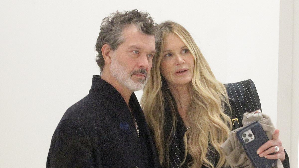 alert-–-elle-macpherson-cosies-up-to-her-boyfriend-doyle-bramhall-as-they-check-out-the-artwork-at-a-star-studded-phillips-gallery-exhibition