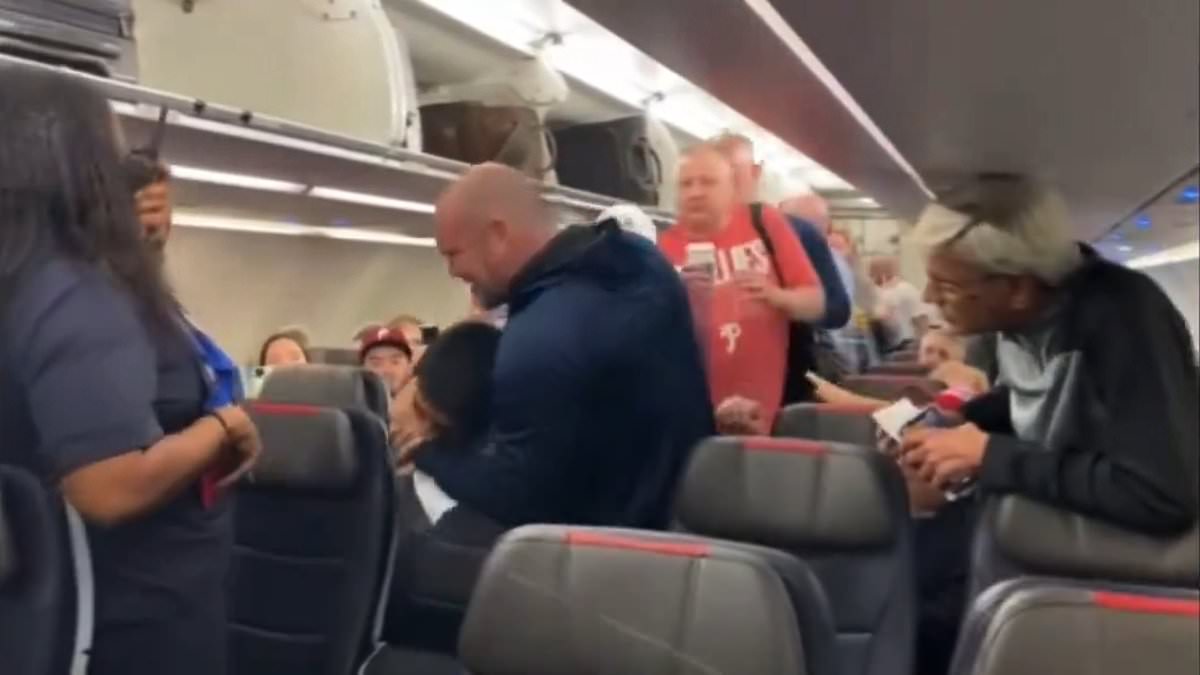 alert-–-chaotic-moment-belligerent-american-airlines-passenger-who-yelled-anti-semitic-slur-and-‘menacingly-threatened-other-passenger’-is-put-in-a-headlock-and-dragged-out-by-fellow-flyer