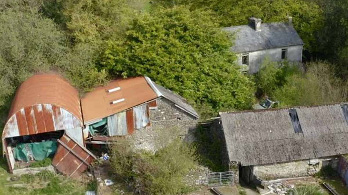 alert-–-we-were-left-an-abandoned-500k-farmhouse-by-a-mystery-relative…it-needs-a-bit-of-work-–-but-is-worth-a-fortune