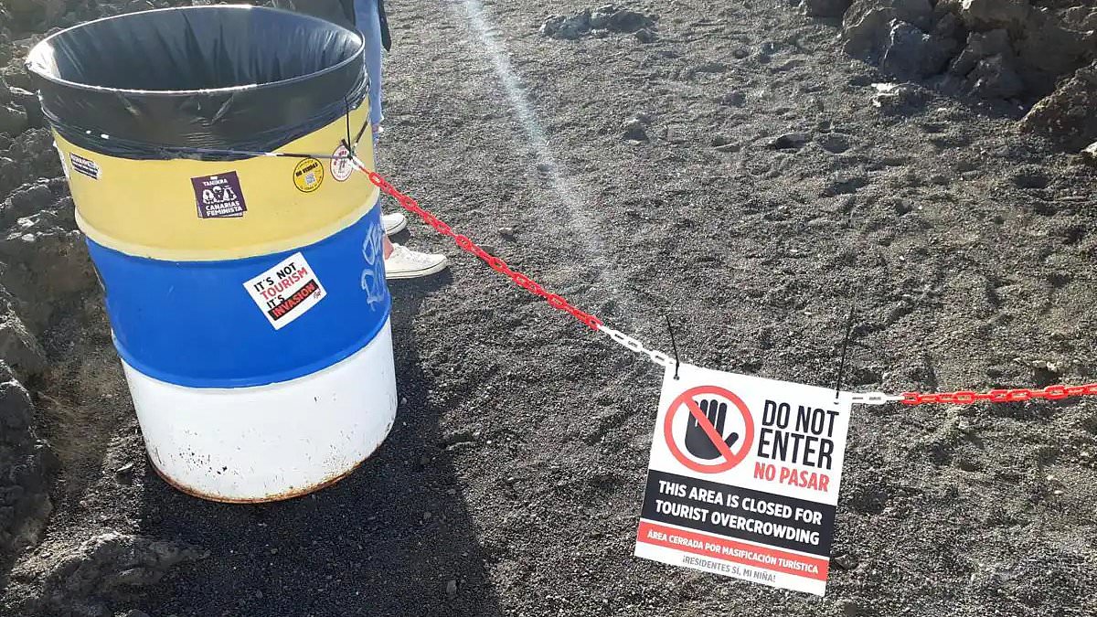 alert-–-lanzarote-locals-launch-new-dirty-tricks-campaign-against-holidaymakers:-fake-‘closed-due-to-tourism-overcrowding’-signs-are-put-up-on-the-island-as-it-gears-up-for-huge-protest-to-stop-influx-of-tourists