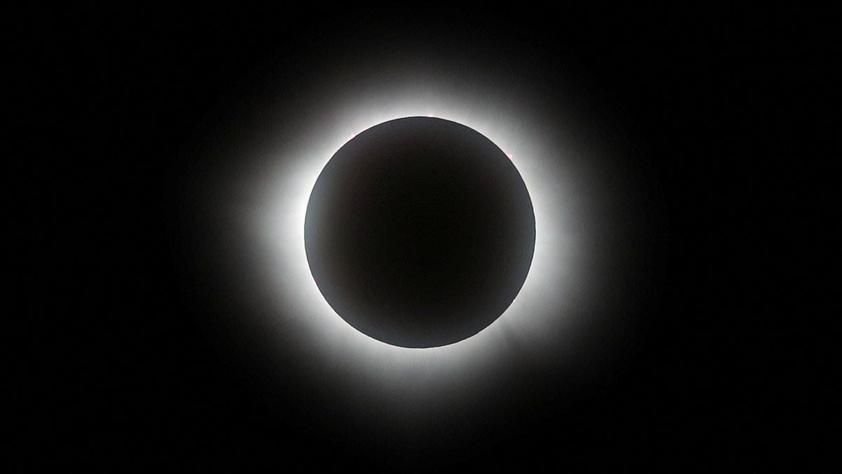 alert-–-solar-eclipse-hits-totality-in-texas-as-first-americans-are-plunged-into-darkness-by-rare-cosmic-phenomenon-–-with-millions-gathering-to-watch-from-oklahoma-to-maine