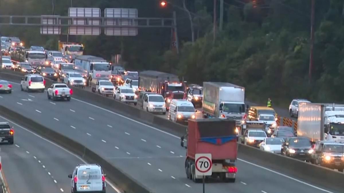 alert-–-man-dies-in-crash-at-epping-road-at-willoughby:-major-delays-at-lane-cove-tunnel