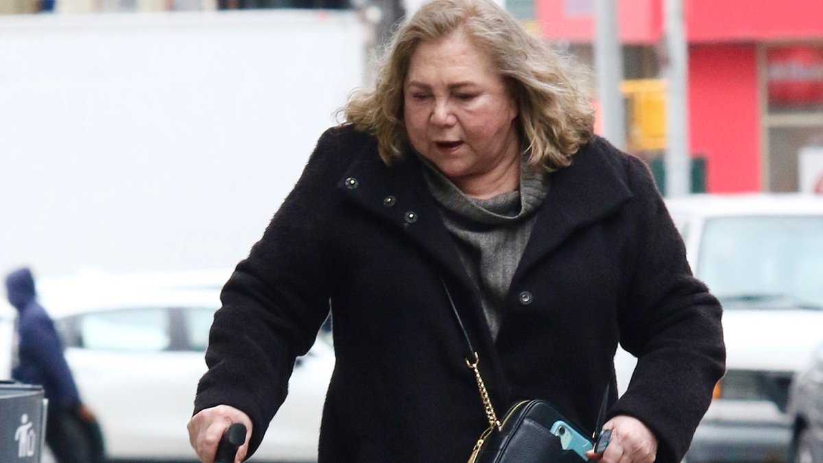 alert-–-kathleen-turner-looks-unrecognizable-as-she-struggles-in-pain-to-walk-with-a-cane-during-a-rare-public-outing